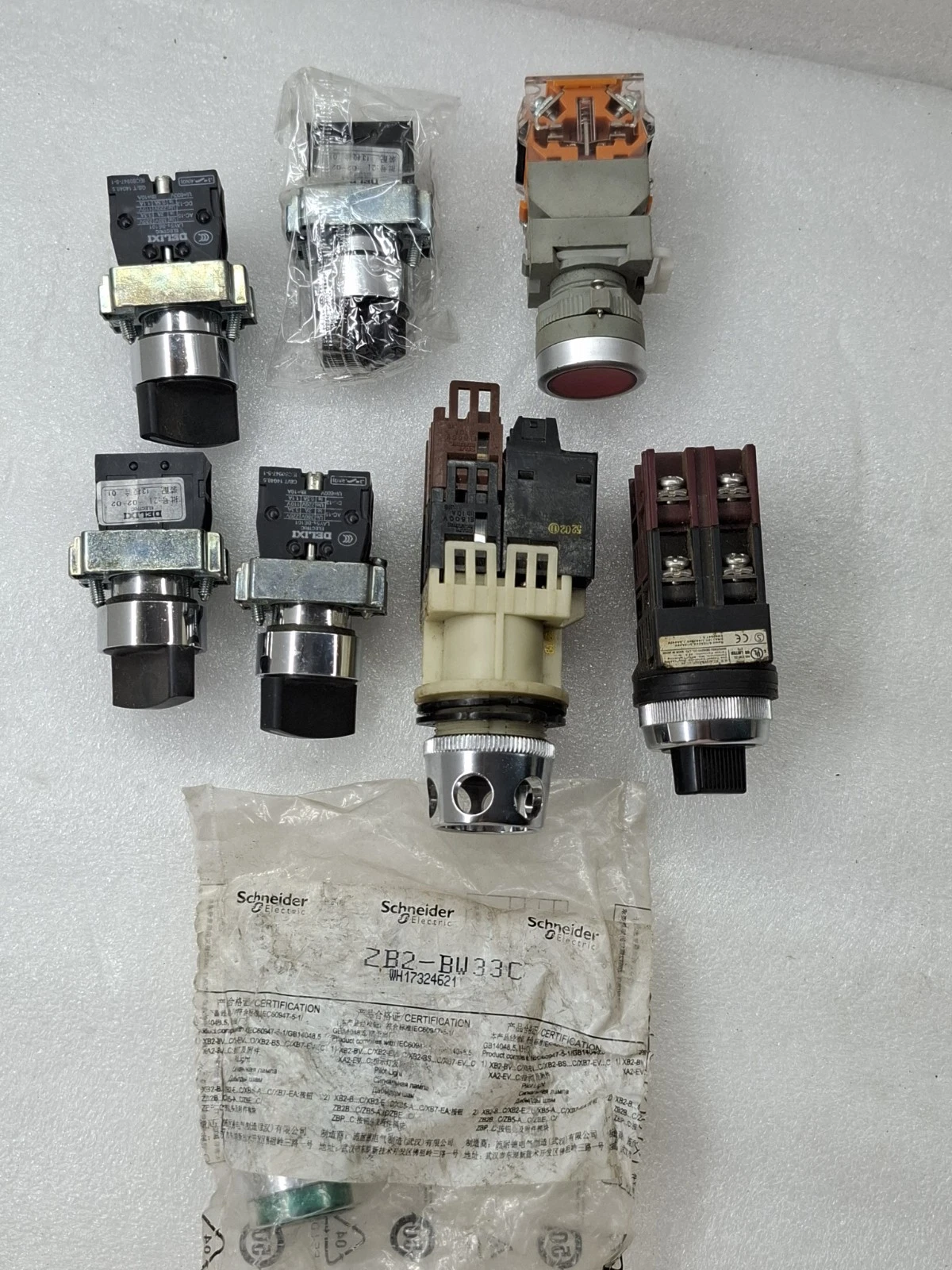 LOT OF 8 PCS SCHNEIDER & DELIXI MIX SWITCH
